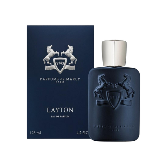 Perfume Layton de Parfums de Marly en KingParfumCol, frasco azul oscuro con logo de caballos y caja a juego.