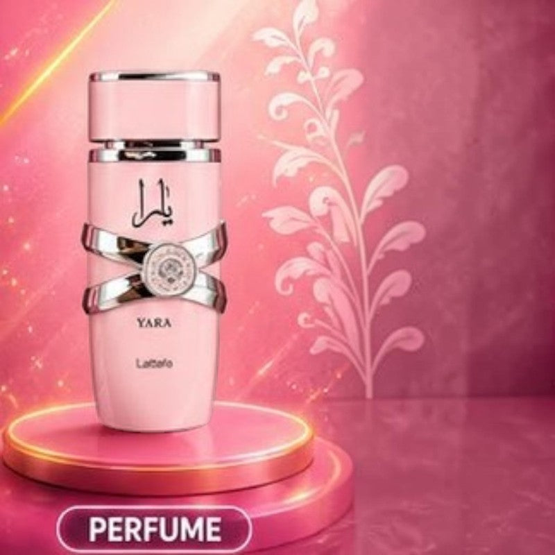 Perfume Yara de KingParfumCol en frasco rosa elegante con detalles plateados sobre una base circular brillante